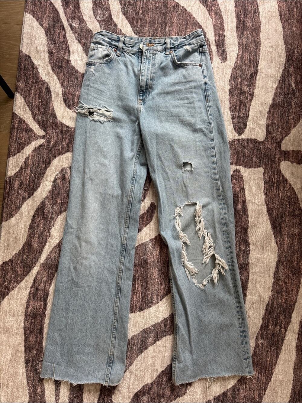 Zara high rise Light Blue Distressed Women’s Jeans size 4